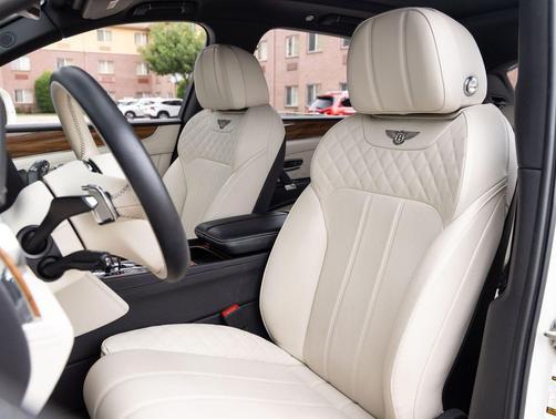 Porcelain Metallic 2018 Bentley Bentayga W12 Signature