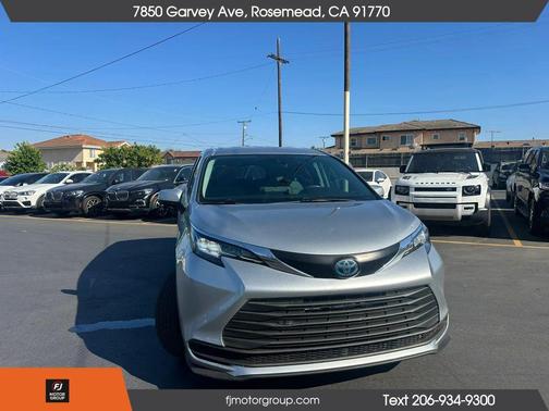Celestial Silver Metallic 2021 Toyota Sienna LE