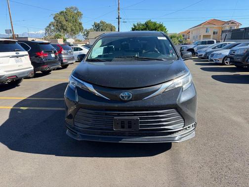 2023 Toyota Sienna LE