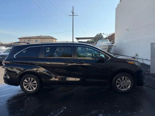 2023 Toyota Sienna LE