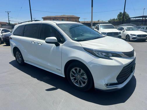 2021 Toyota Sienna XLE