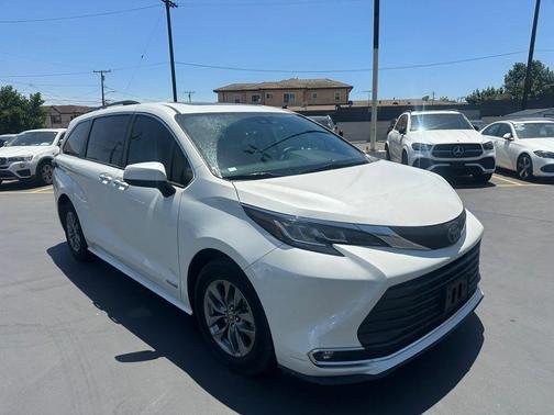 2021 Toyota Sienna XLE