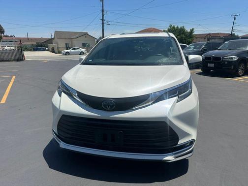 2021 Toyota Sienna XLE