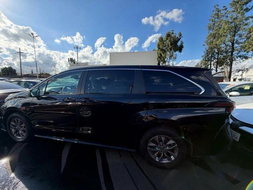 2024 Toyota Sienna LE