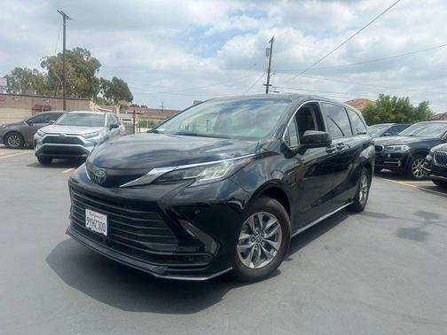 Black 2023 Toyota Sienna LE