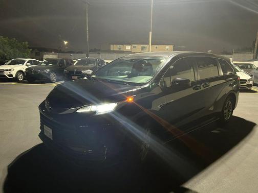 Black 2023 Toyota Sienna LE