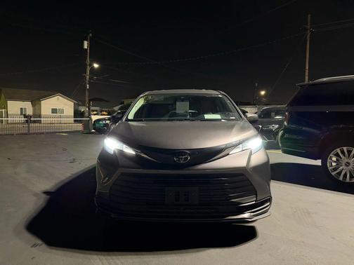 2021 Toyota Sienna LE