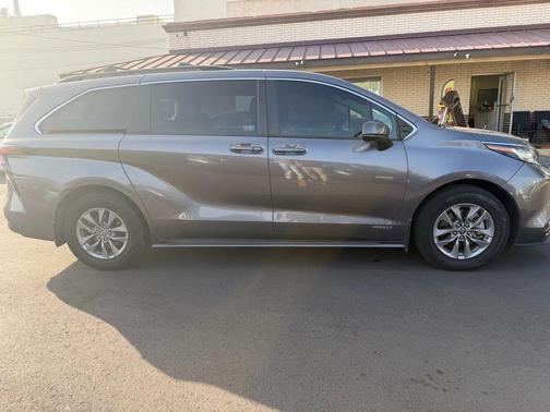 2021 Toyota Sienna LE