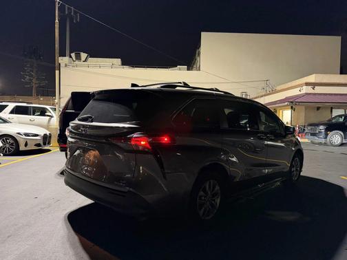 2021 Toyota Sienna LE