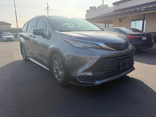 2021 Toyota Sienna LE