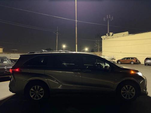 2021 Toyota Sienna LE