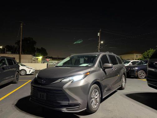 2021 Toyota Sienna LE