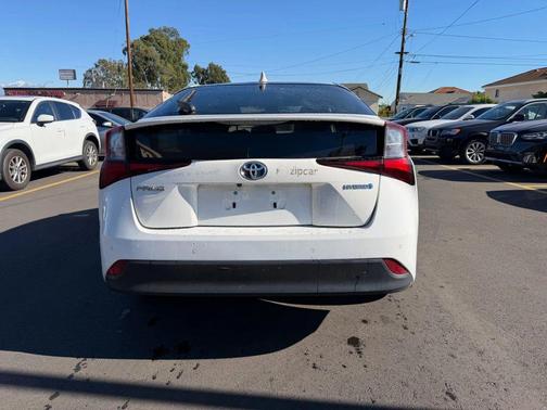 2022 Toyota Prius LE