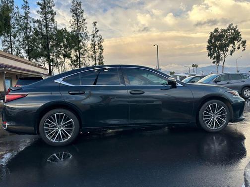 2023 Lexus ES 300h Base