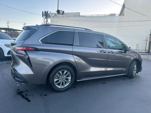 2021 Toyota Sienna LE