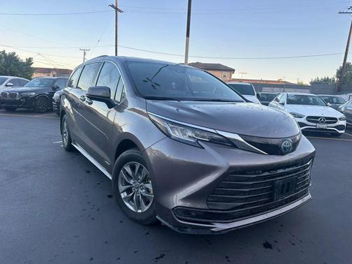 2021 Toyota Sienna LE