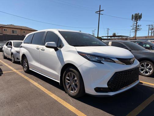 2023 Toyota Sienna LE