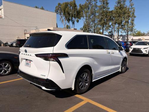 2023 Toyota Sienna LE