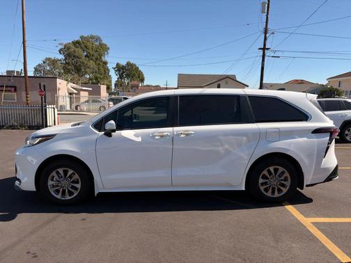 2023 Toyota Sienna LE