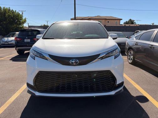 2023 Toyota Sienna LE