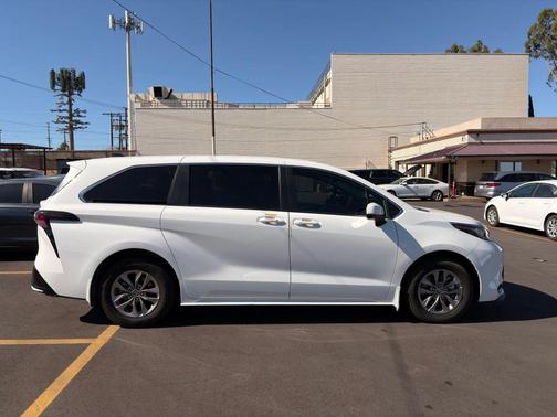 2023 Toyota Sienna LE