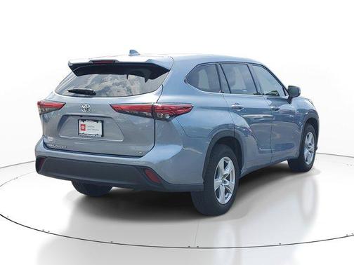 Moon Dust 2021 Toyota Highlander LE