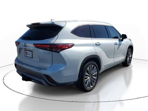 2022 Toyota Highlander Hybrid Platinum