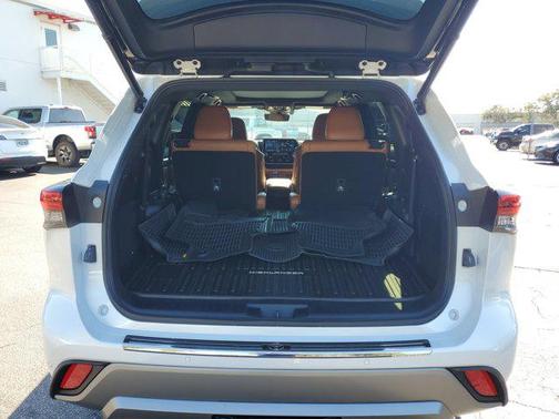 2022 Toyota Highlander Hybrid Platinum