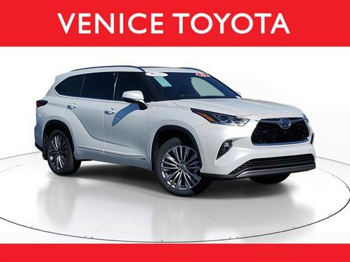 2022 Toyota Highlander Hybrid Platinum