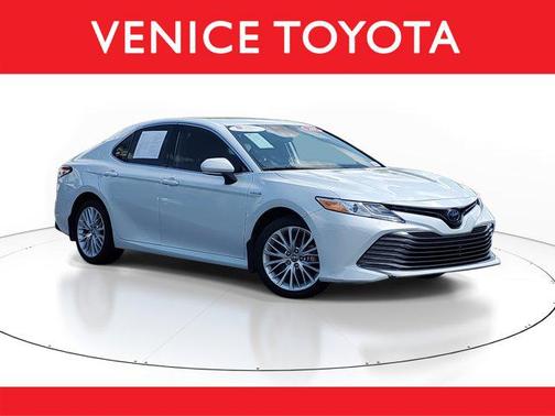 2020 Toyota Camry Hybrid XLE