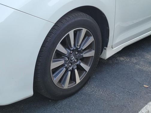 Blizzard Pearl 2018 Toyota Sienna XLE