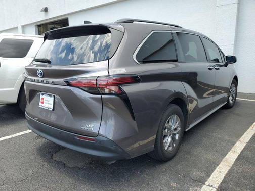 2021 Toyota Sienna XLE 8 Passenger