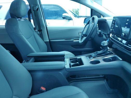 2021 Toyota Sienna XLE 8 Passenger