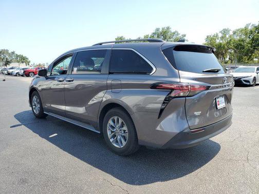 2021 Toyota Sienna XLE 8 Passenger