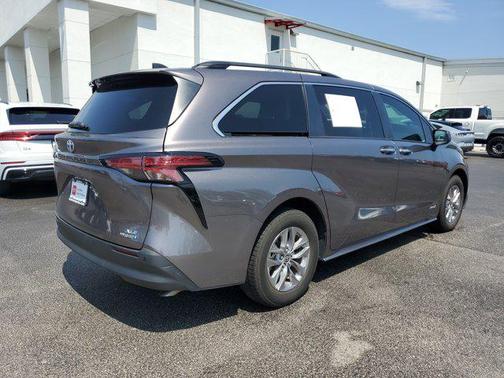 2021 Toyota Sienna XLE 8 Passenger