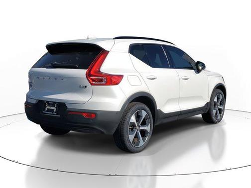 2024 Volvo XC40 B5 Plus Dark Theme