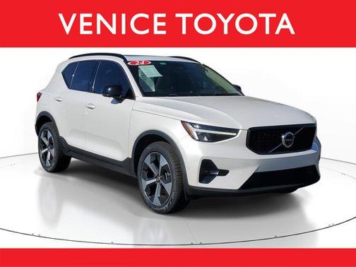 2024 Volvo XC40 B5 Plus Dark Theme