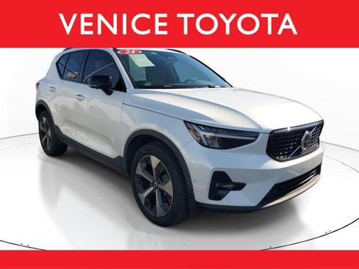 2024 Volvo XC40 B5 Plus Dark Theme