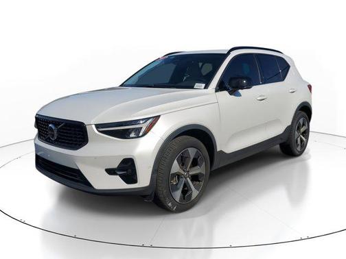 2024 Volvo XC40 B5 Plus Dark Theme