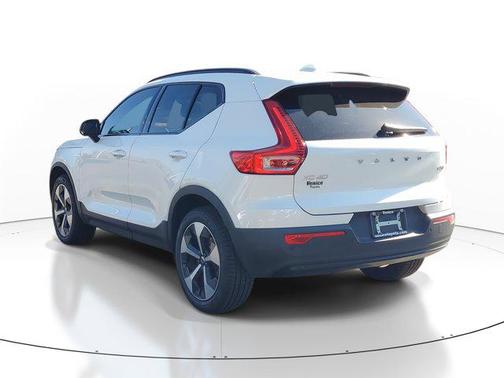 2024 Volvo XC40 B5 Plus Dark Theme