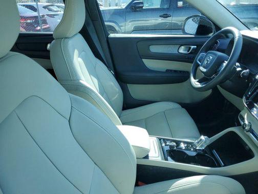 2024 Volvo XC40 B5 Plus Dark Theme