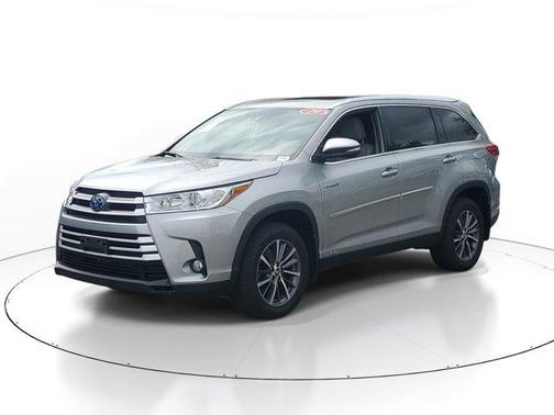 Celestial Silver Metallic 2019 Toyota Highlander Hybrid XLE