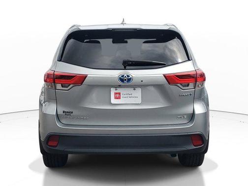 Celestial Silver Metallic 2019 Toyota Highlander Hybrid XLE