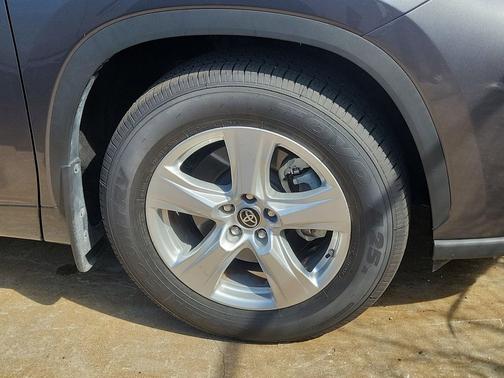 Magnetic Gray Metallic 2024 Toyota Highlander LE