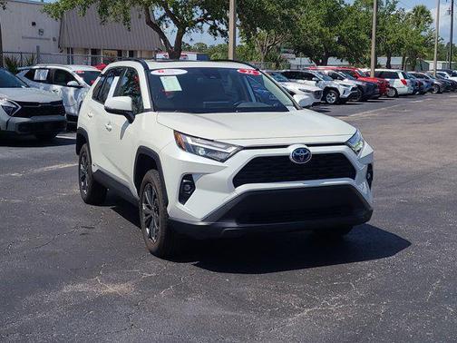 2022 Toyota RAV4 Hybrid XLE Premium