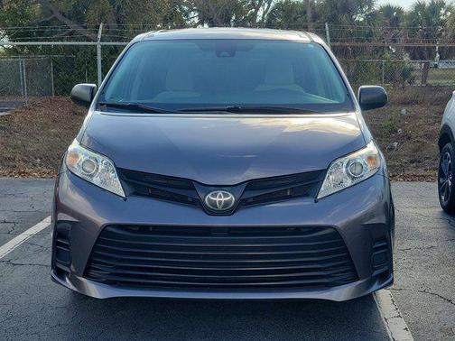 2020 Toyota Sienna SE