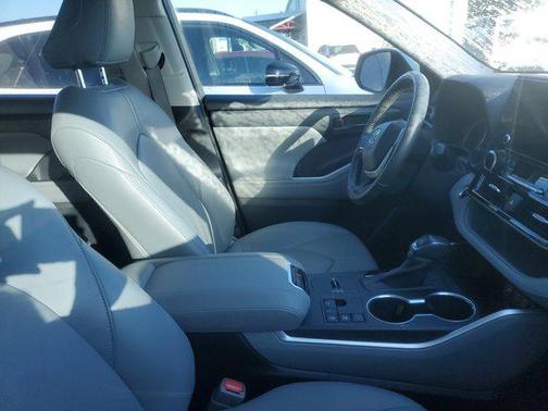2023 Toyota Highlander Hybrid LE