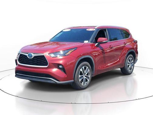 Red 2022 Toyota Highlander Hybrid XLE