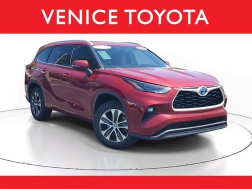 Red 2022 Toyota Highlander Hybrid XLE