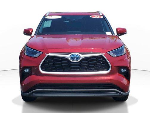 Red 2022 Toyota Highlander Hybrid XLE